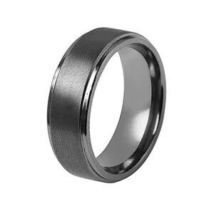 Buen precio Hombres de moda Anillo de Tungsteno Anillo de compromiso Anillos de boda Carburo de tungsteno negro Anillo cepillado en línea